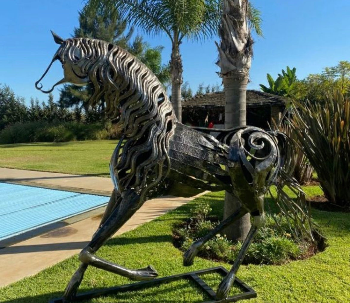 Sculpture métallique artisanale cheval en pièces métalliques recyclées