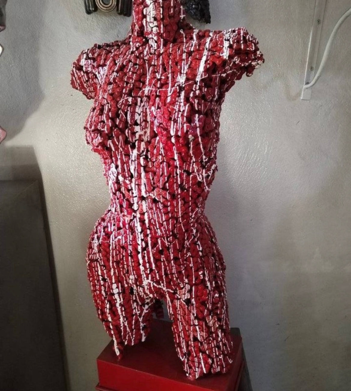 Sculpture métallique artisanale buste de femme rouge