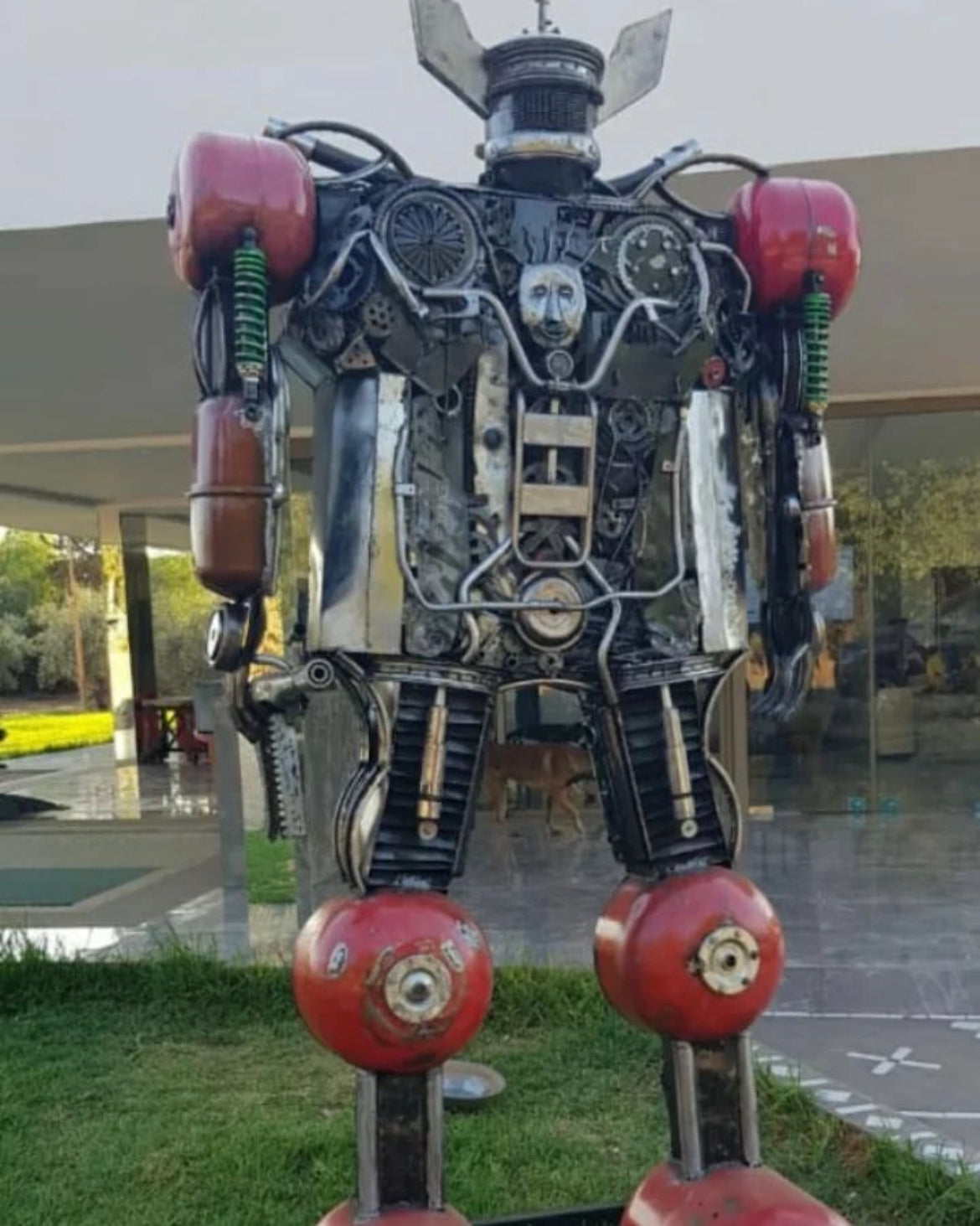 Sculpture métallique artisanale personnage robotisé en acier recyclé