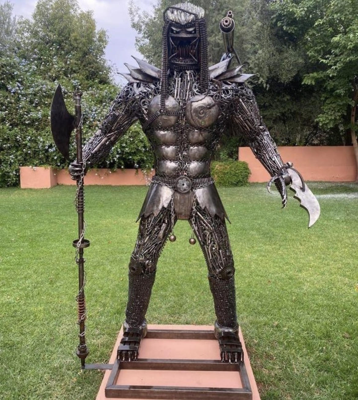 Sculpture métallique artisanale Le Chasseur guerrier extraterrestre en acier recyclé