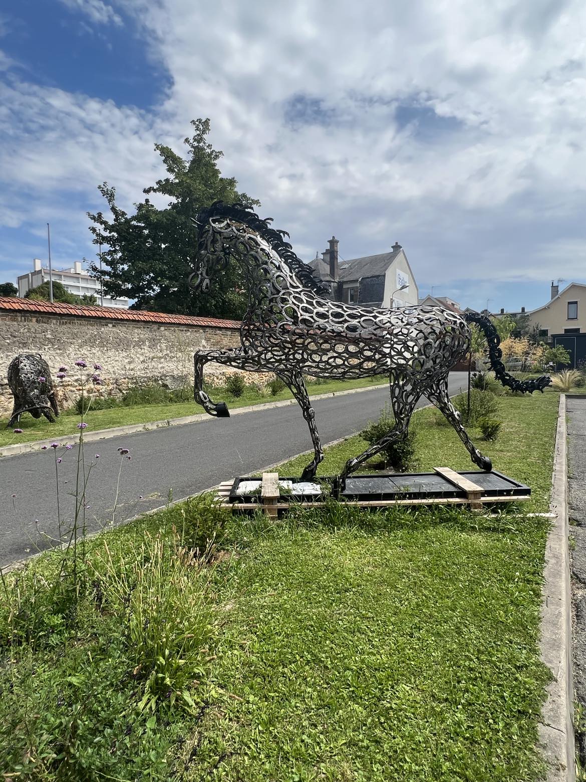 Sculpture de cheval en fer à cheval taille réelle en métal recyclé, œuvre artisanale monumentale