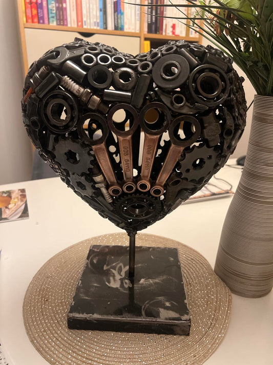 Sculpture métallique artisanale cœur sur socle métallique