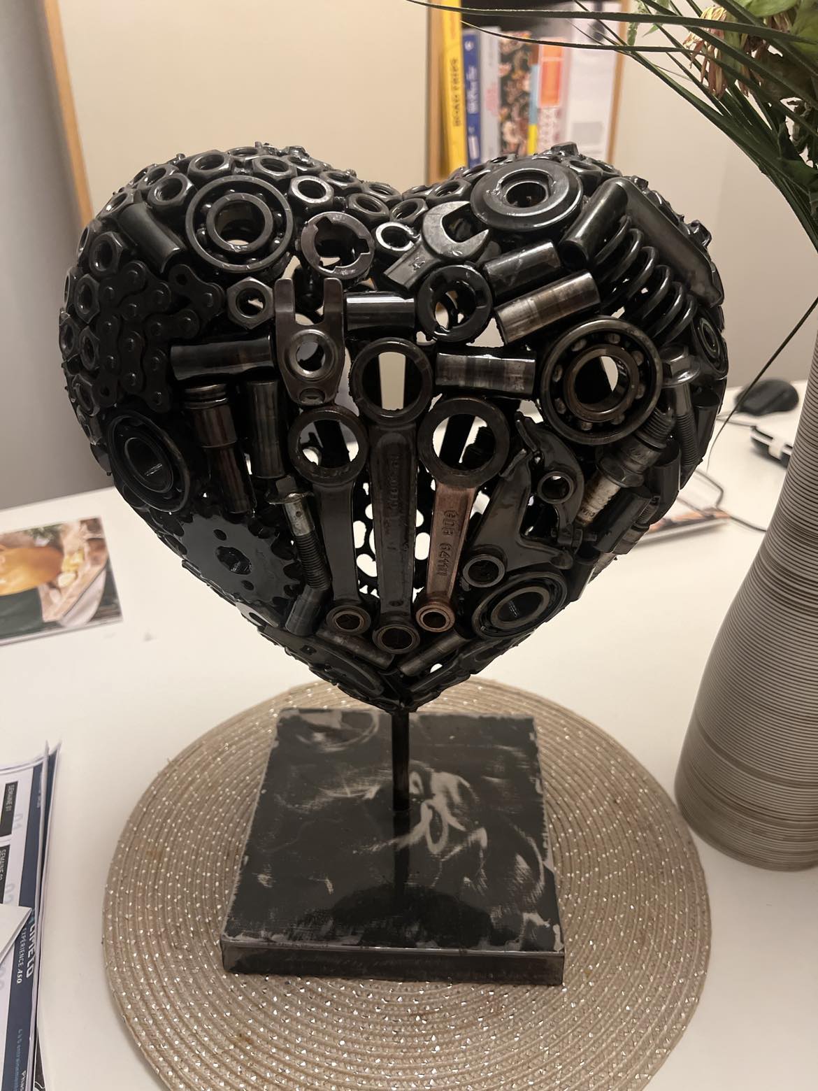 Sculpture métallique artisanale cœur sur socle métallique