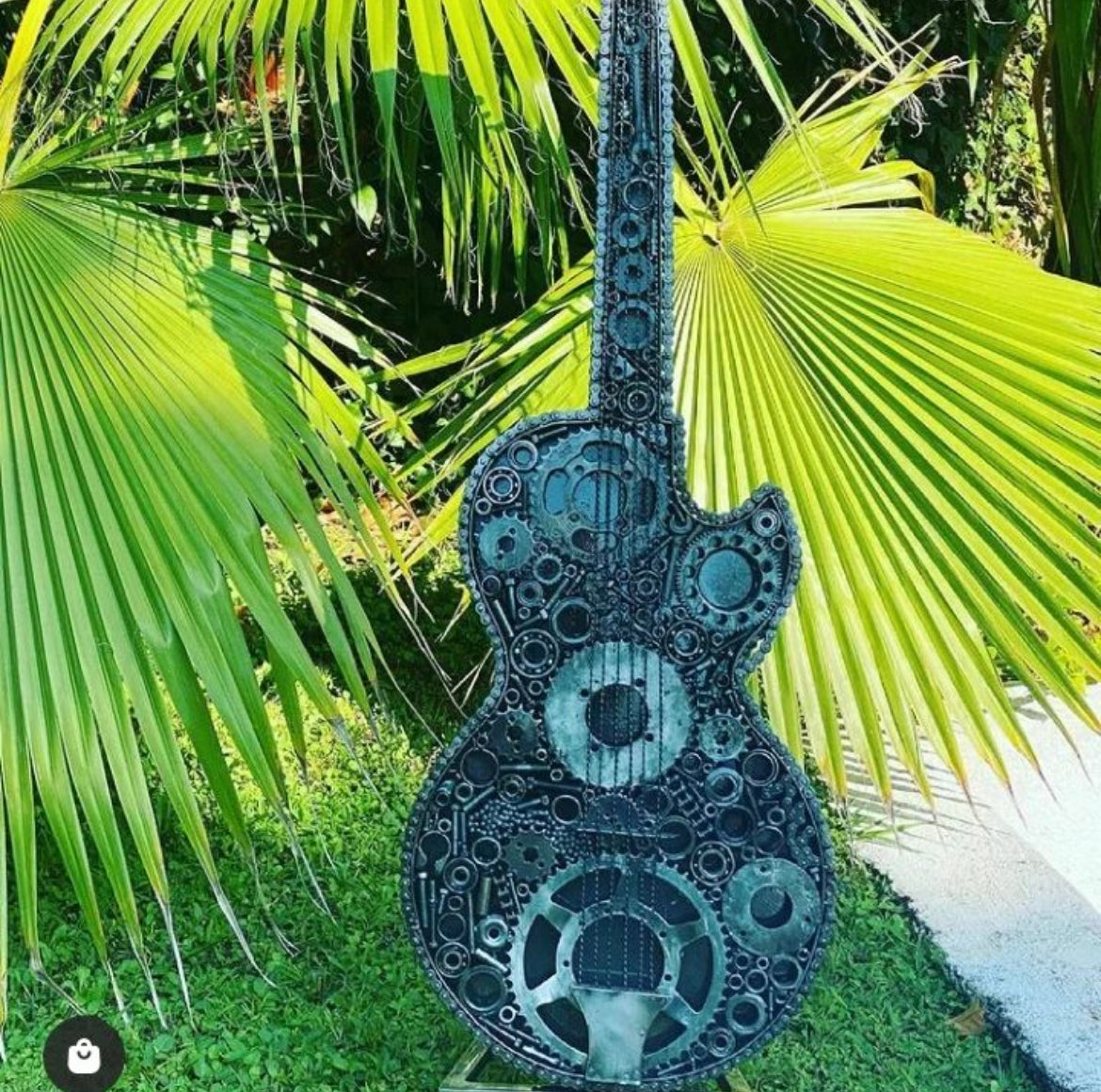 Sculpture métallique artisanale guitare en acier recyclé