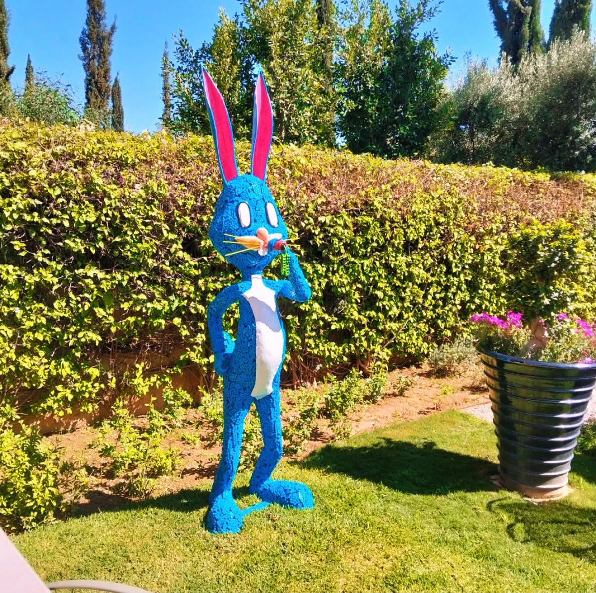 Sculpture métallique artisanale – Lapin bleu