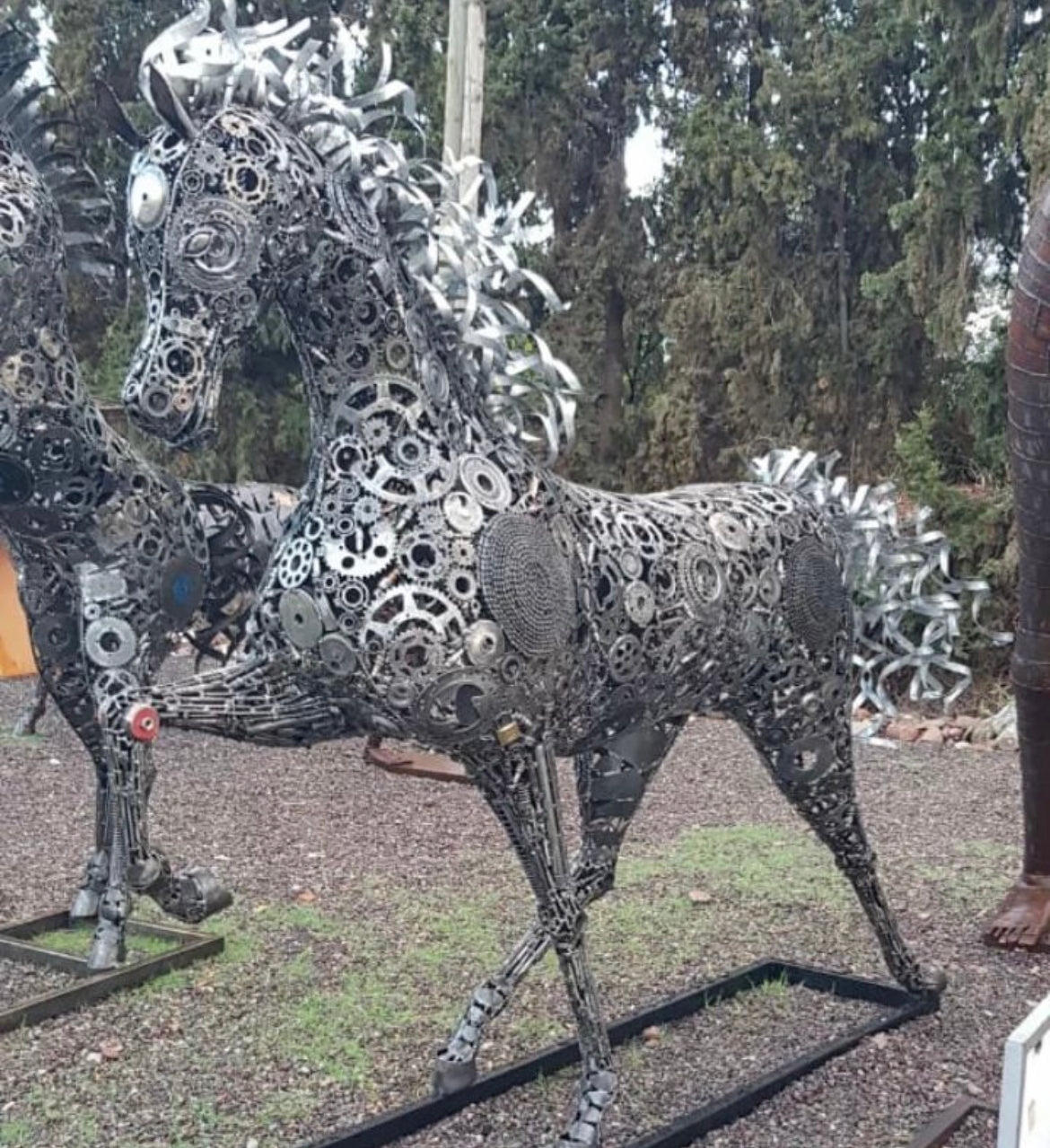 Sculpture métallique artisanale cheval sur socle en acier recyclé