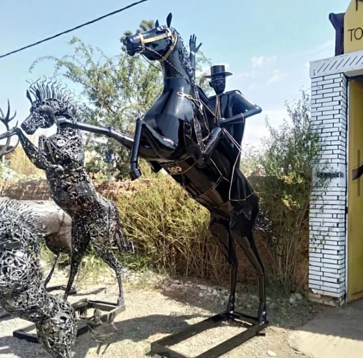 Sculpture métallique artisanale cheval et cavalier noir en acier recyclé