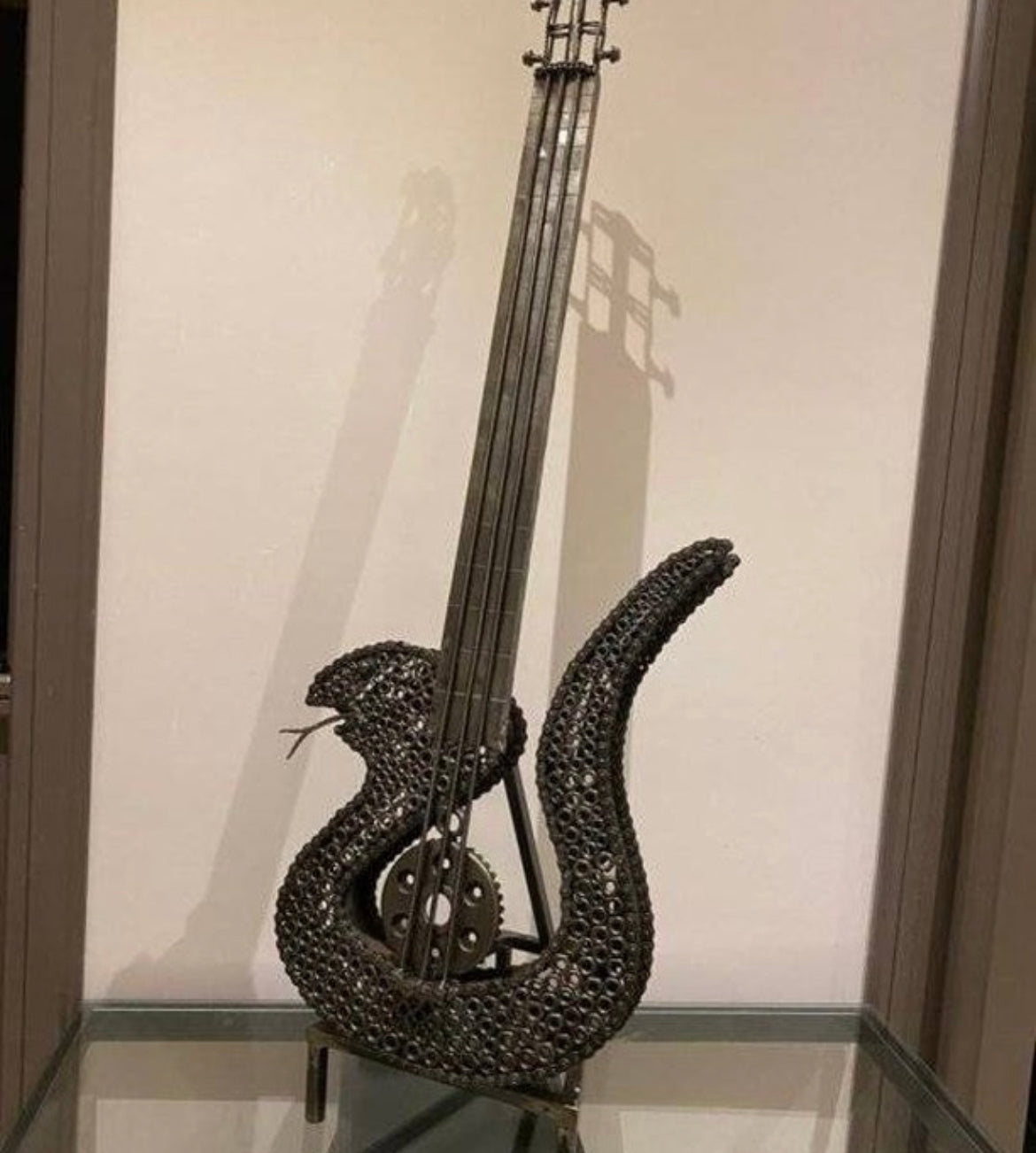 Sculpture métallique artisanale guitare en acier recyclé