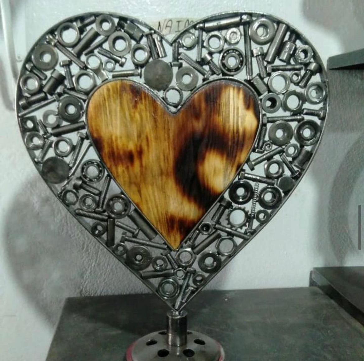 Sculpture métallique artisanale cœur sur socle en bois