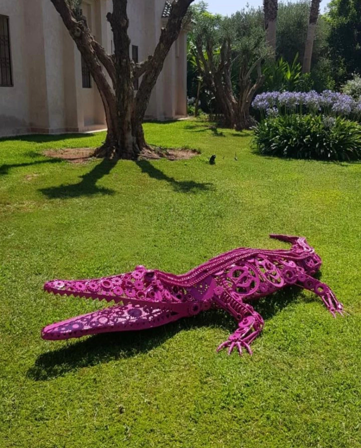 Sculpture métallique artisanale crocodile rose format moyen