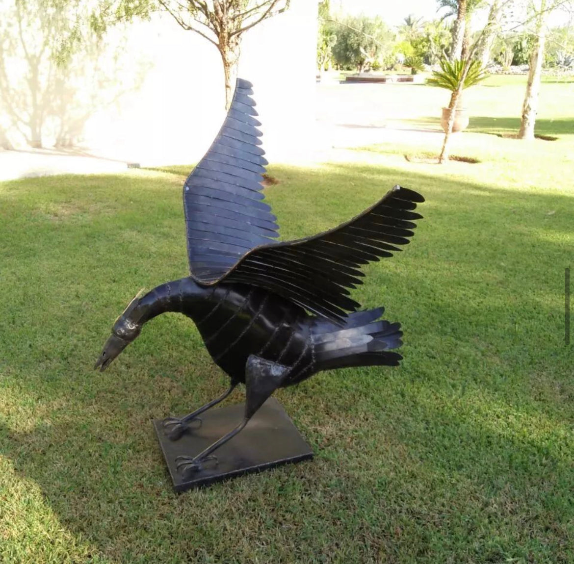 Sculpture métallique artisanale aigle monumental en acier recyclé