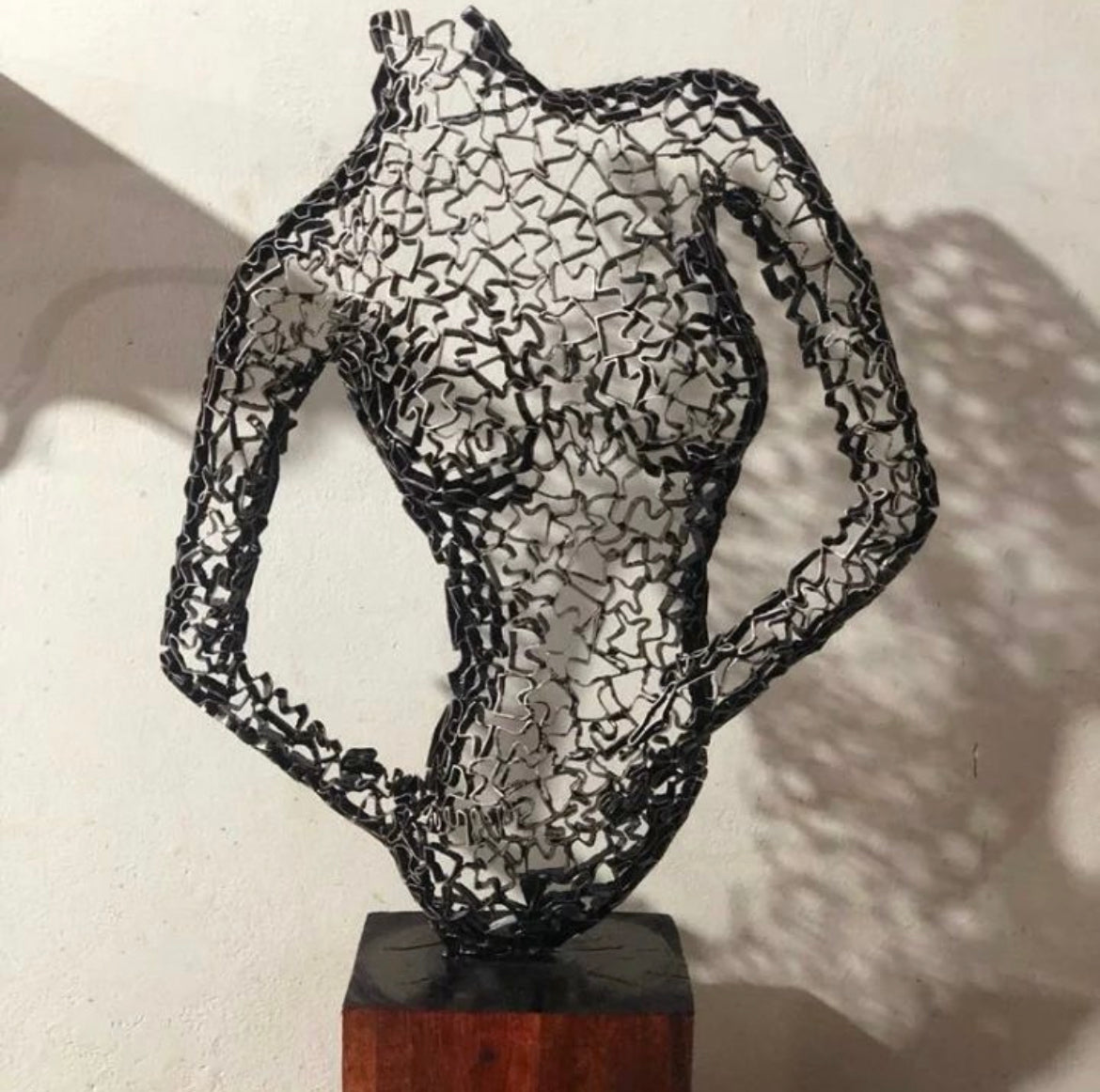 Sculpture métallique artisanale buste de femme sur socle en bois