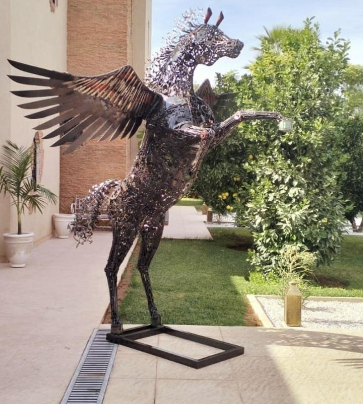 Sculpture métallique artisanale cheval ailé en acier recyclé