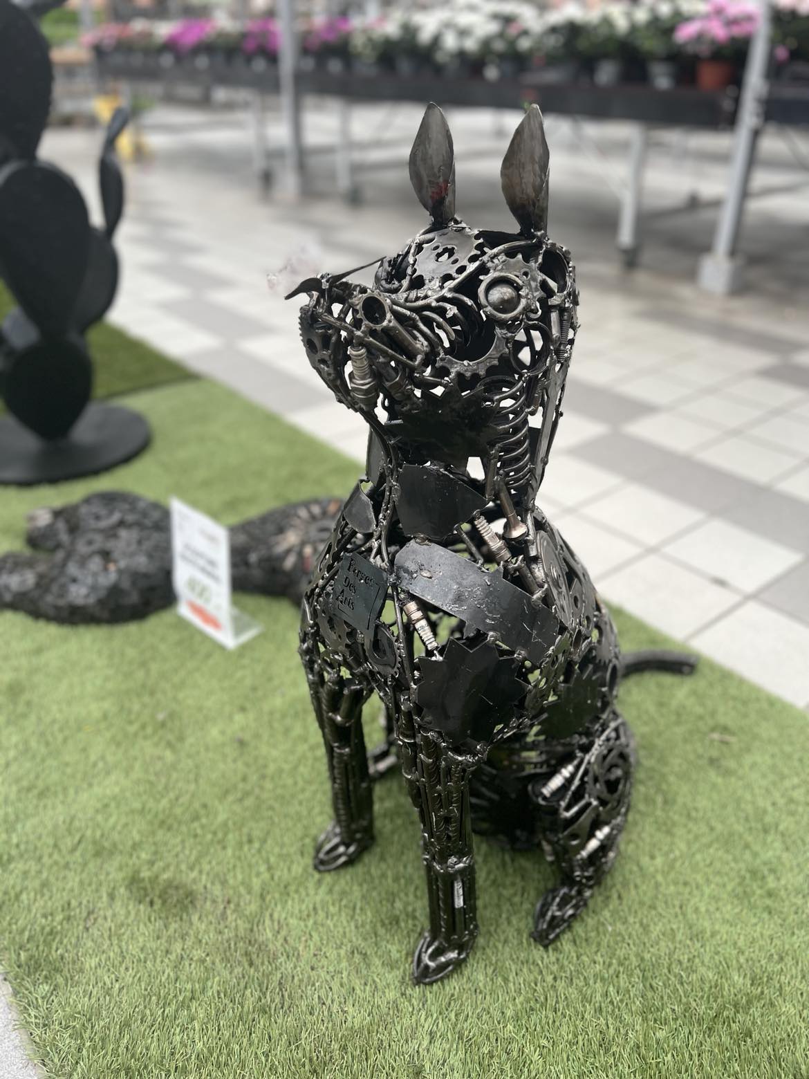 Sculpture métallique artisanale petit chien avec papillon en acier recyclé