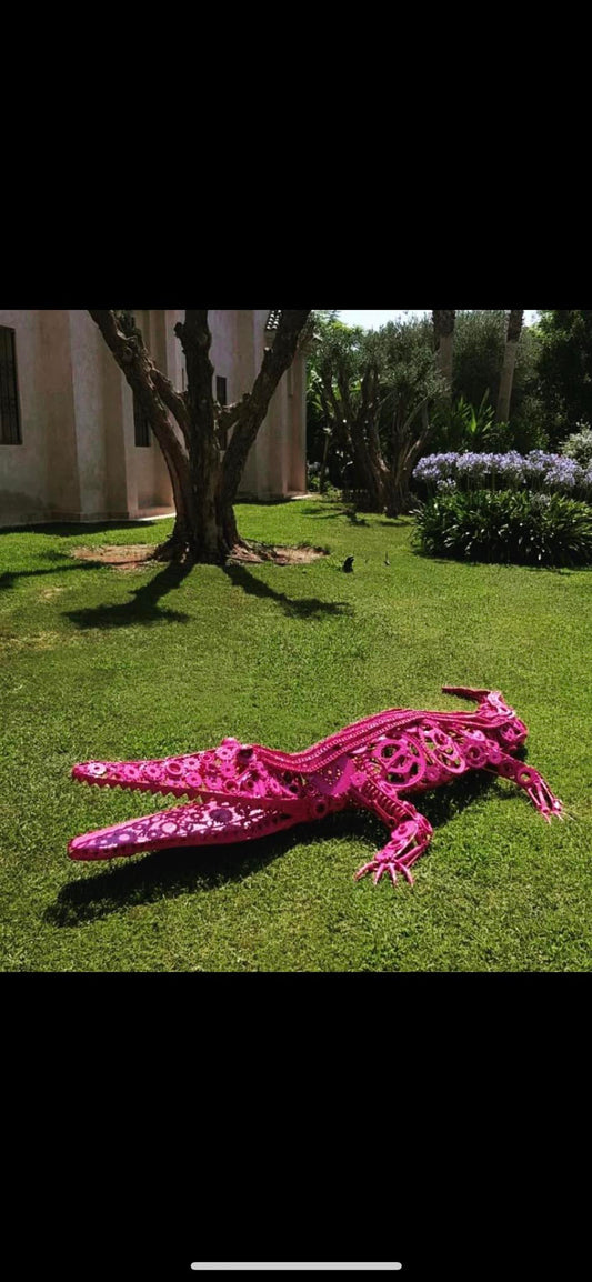 Sculpture métallique artisanale crocodile rose taille réelle