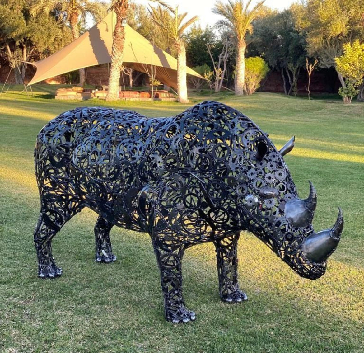 Sculpture métallique artisanale rhinocéros en acier recyclé