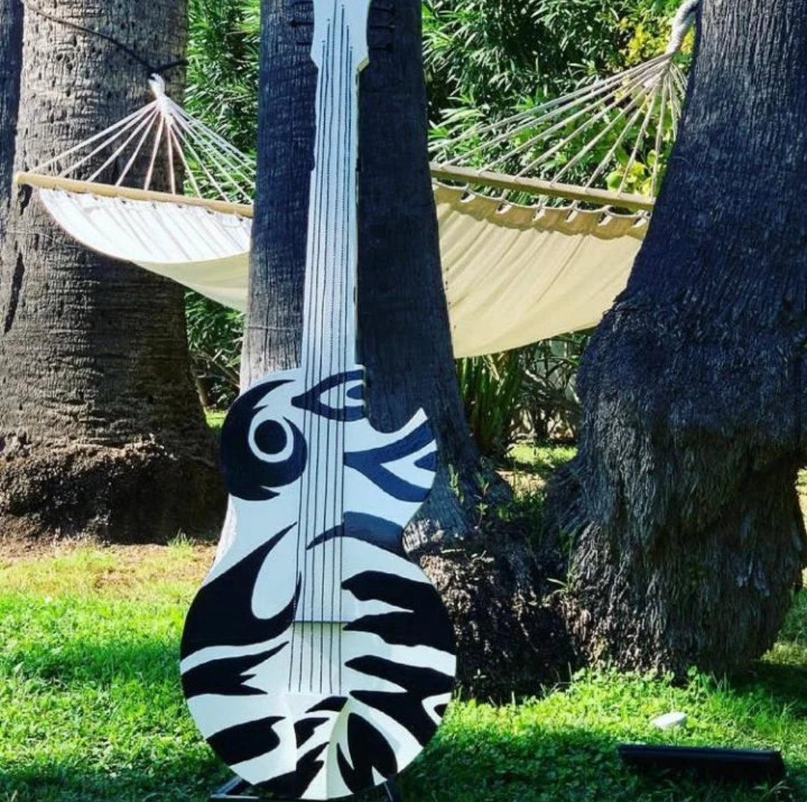 Sculpture métallique artisanale guitare zèbre en acier recyclé