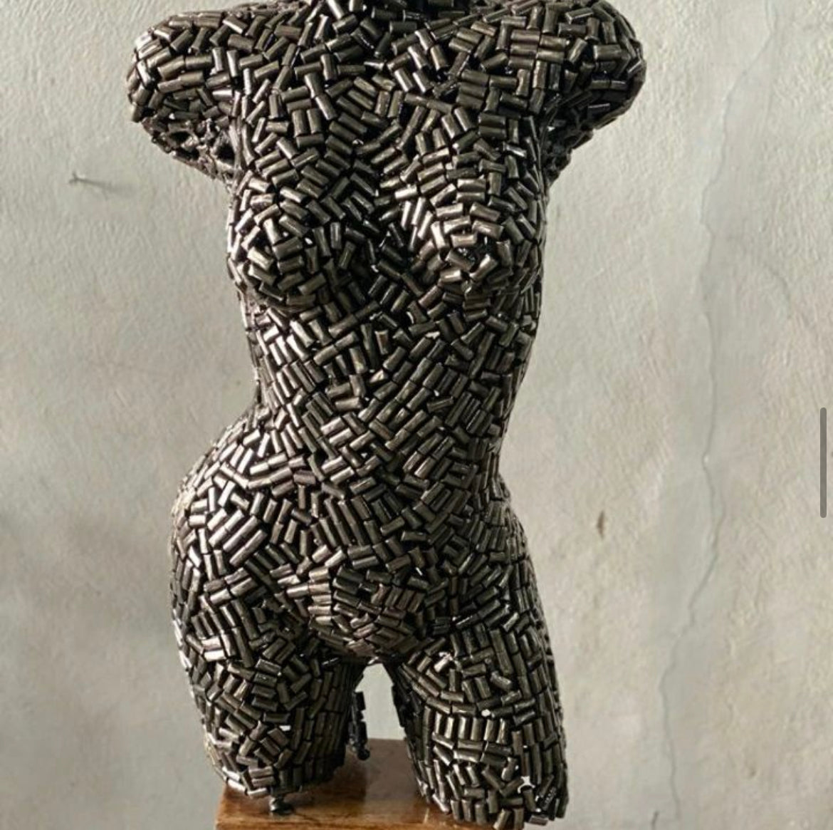 Sculpture métallique artisanale buste de femme de face