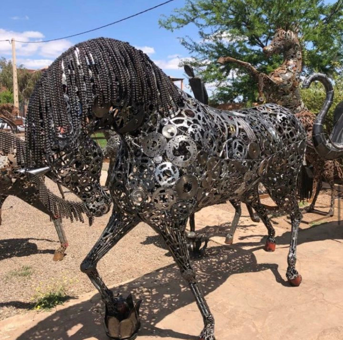 Sculpture métallique artisanale cheval avec crinière en acier recyclé