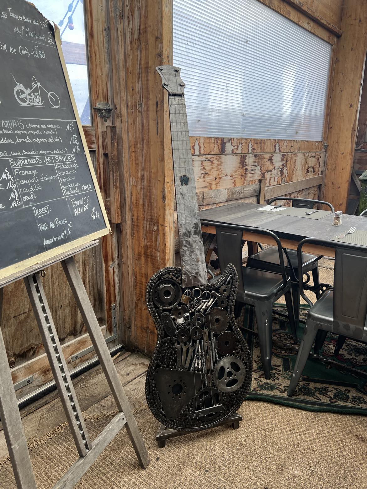 Sculpture métallique artisanale guitare en métal recyclé éco-responsable