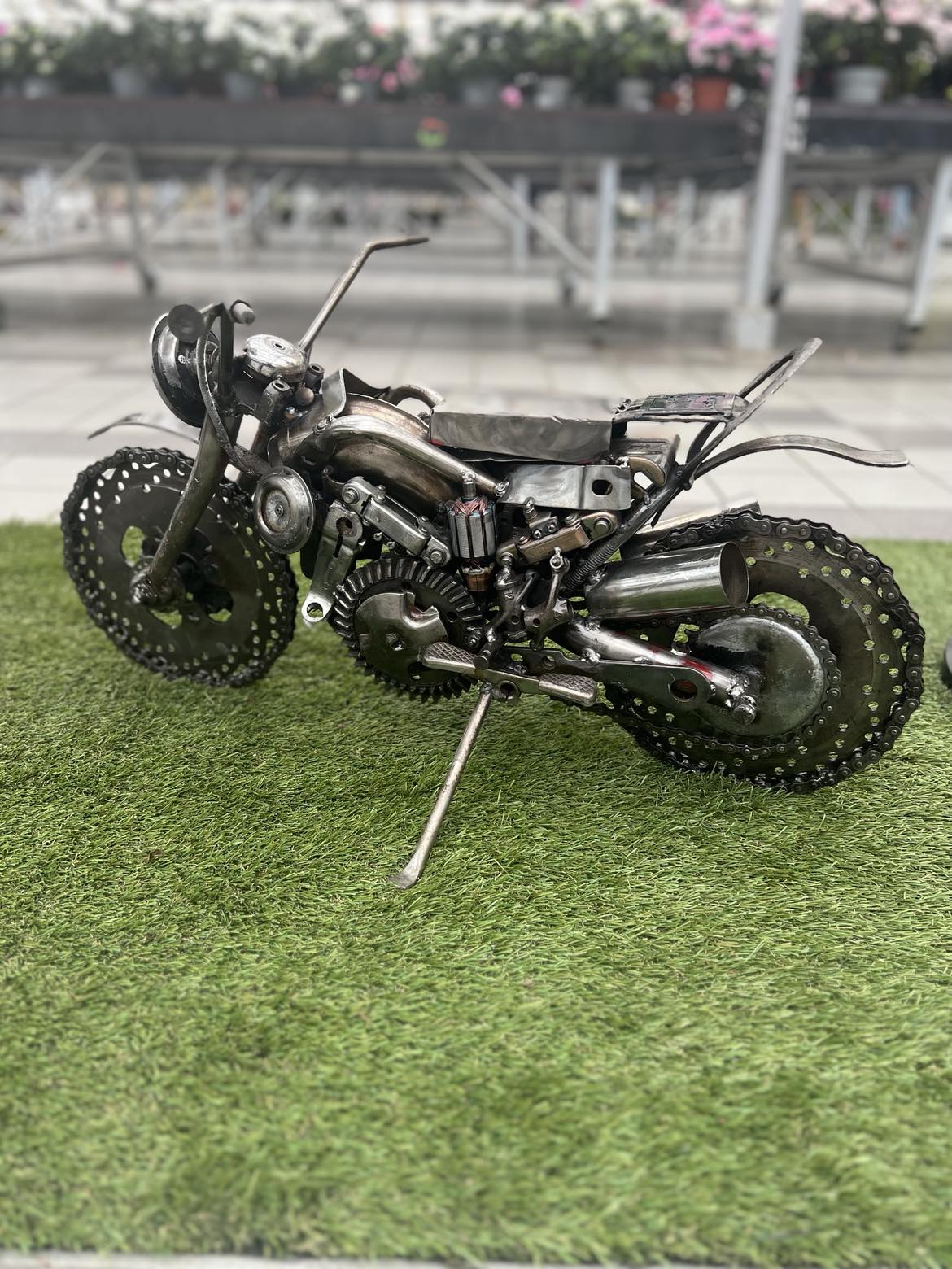 Sculpture métallique artisanale Mini Liberté petite moto en acier recyclé
