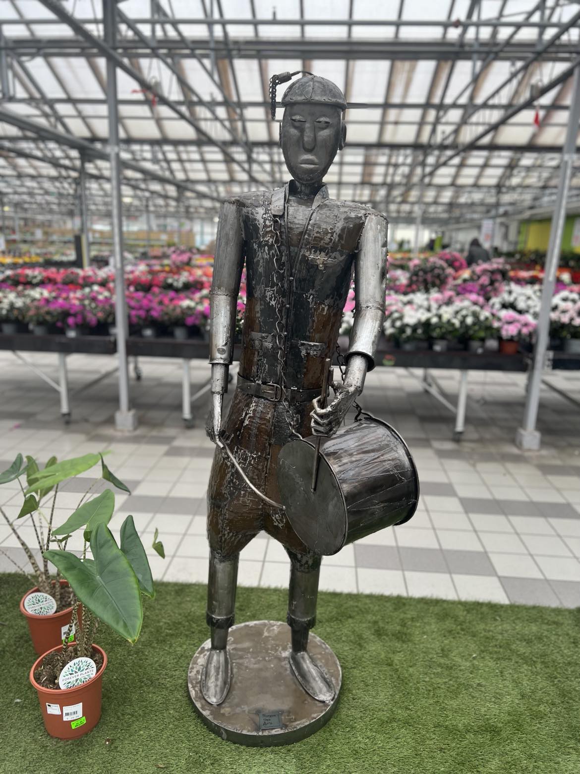 Sculpture métallique artisanale Le Battement musicien au tam-tam en acier recyclé