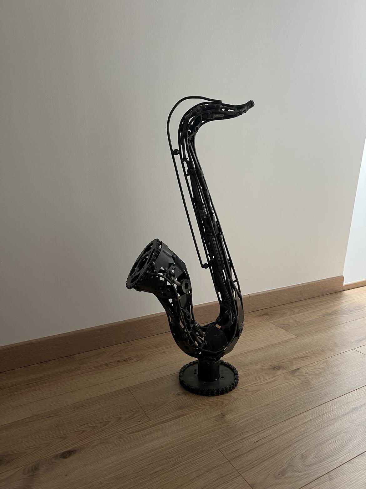 Sculpture métallique artisanale saxophone en acier recyclé
