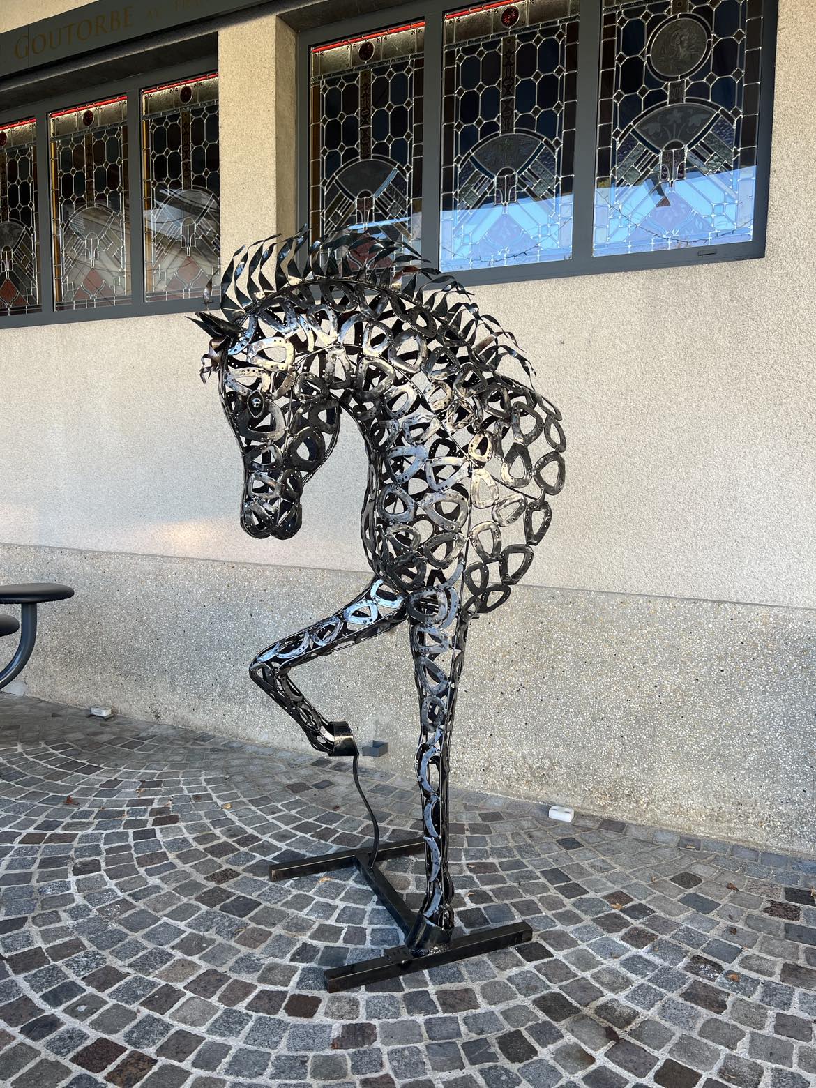 Sculpture métallique artisanale – L’Héritage, grand buste de cheval en fers à cheval