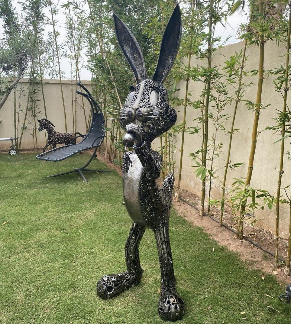 Sculpture métallique artisanale – Lapin cartoon en acier recyclé