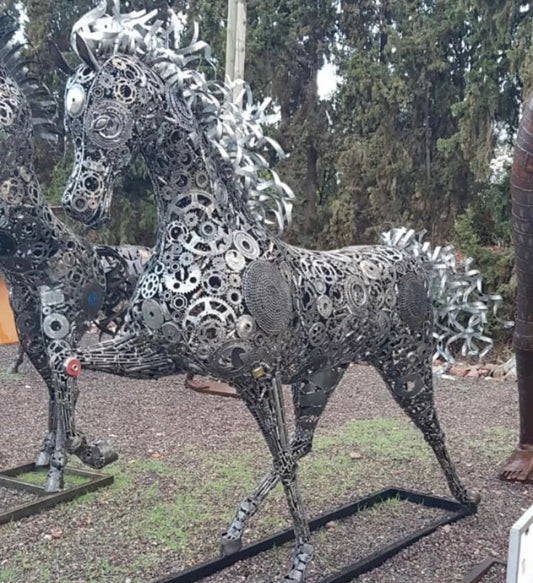 Cheval sur socle