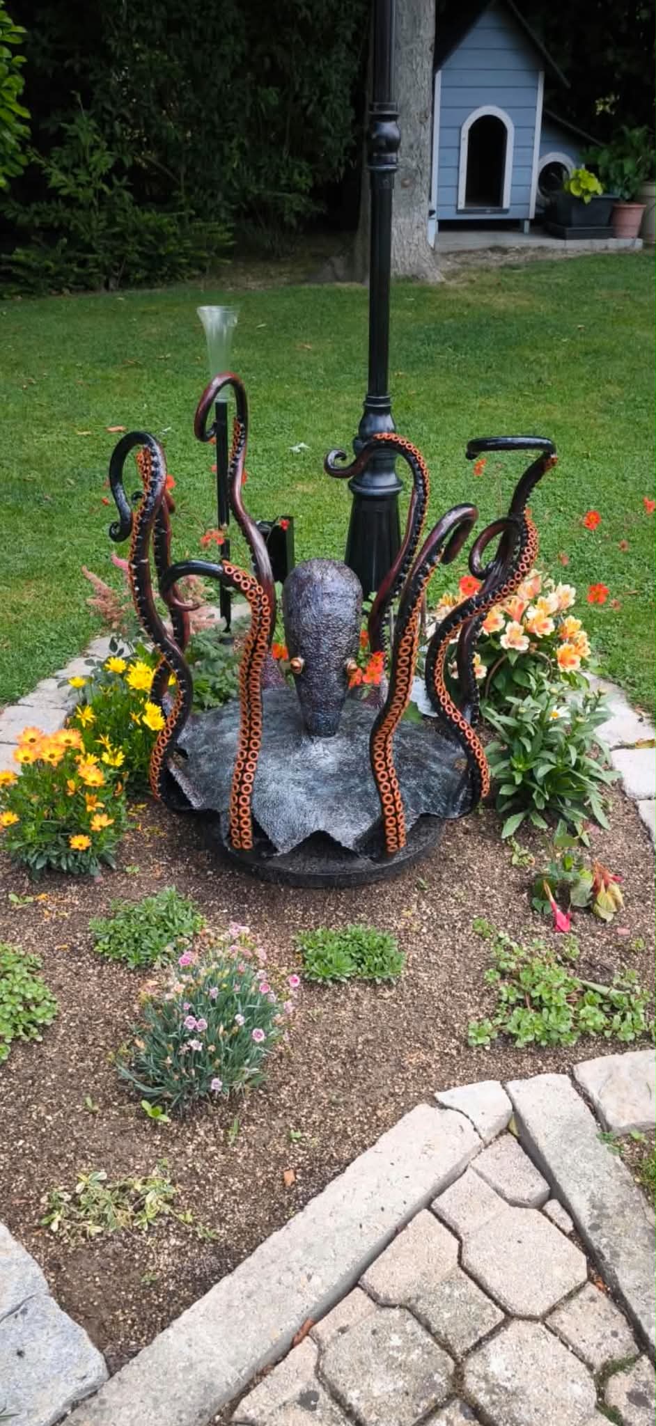 Sculpture métallique artisanale – Pieuvre colorée