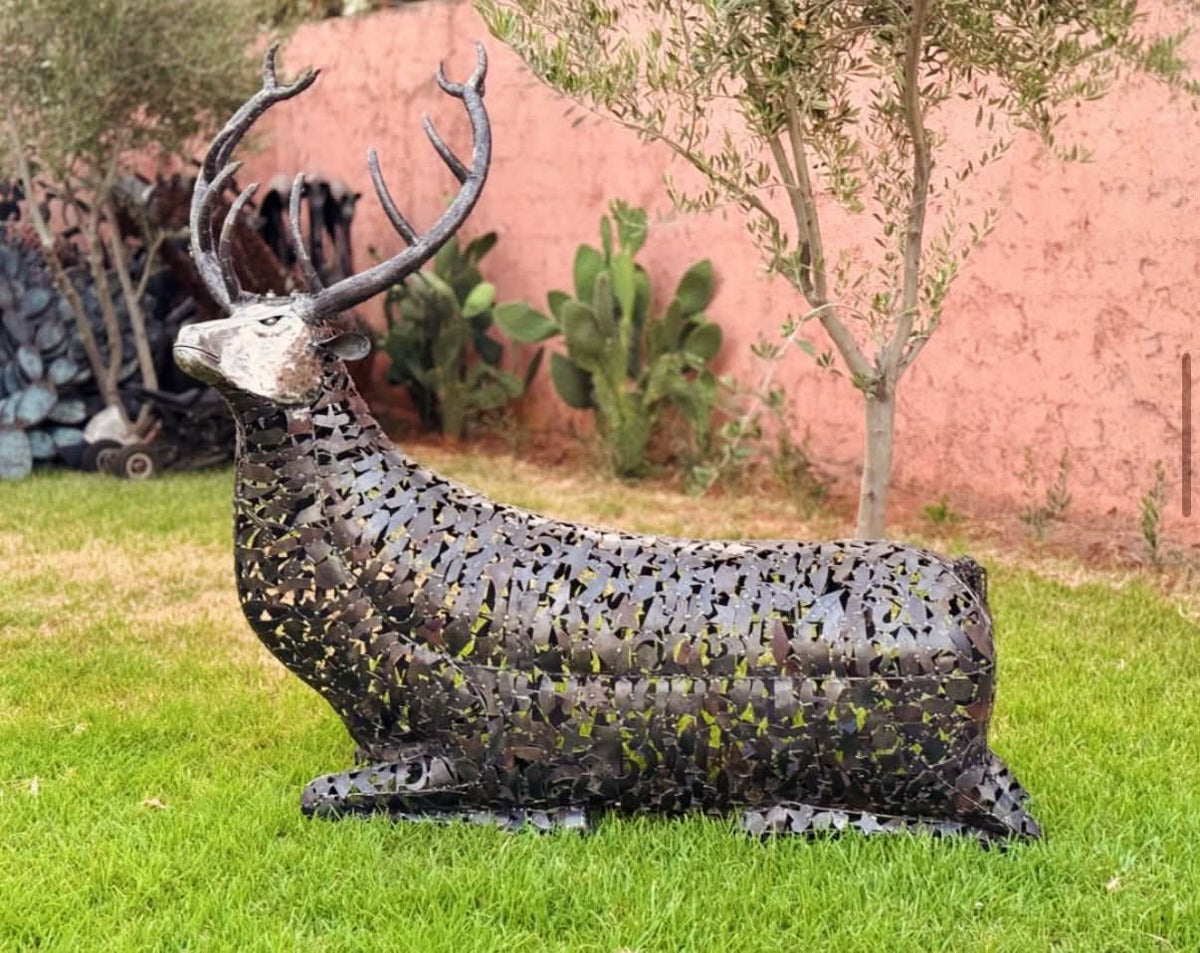 Sculpture métallique artisanale – Cerf allongé