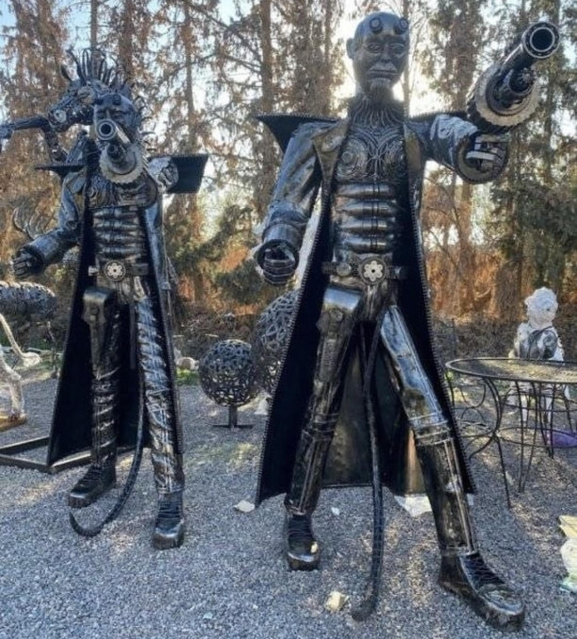 Sculpture métallique monumentale Dualité personnages contemporains en acier recyclé