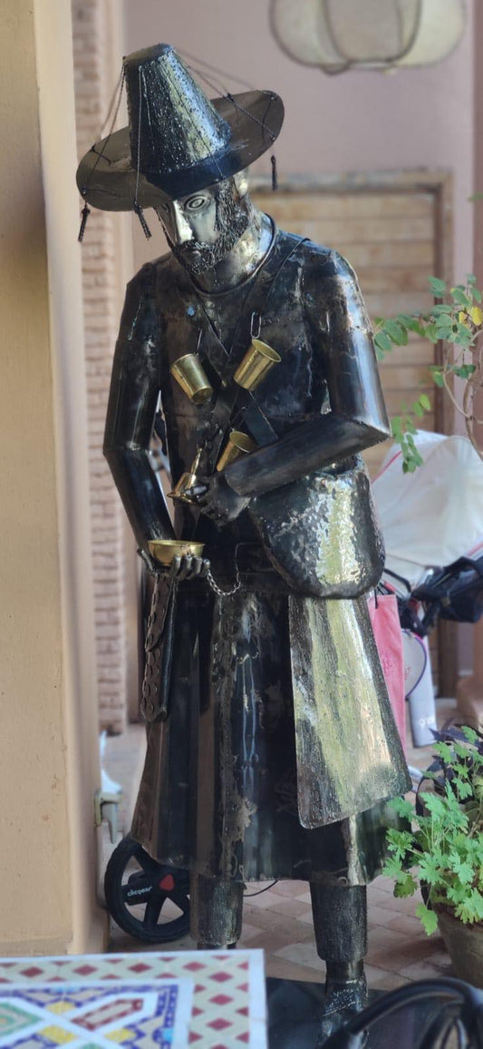 Sculpture métallique artisanale – Serveur à thé marocain | Forges des Arts