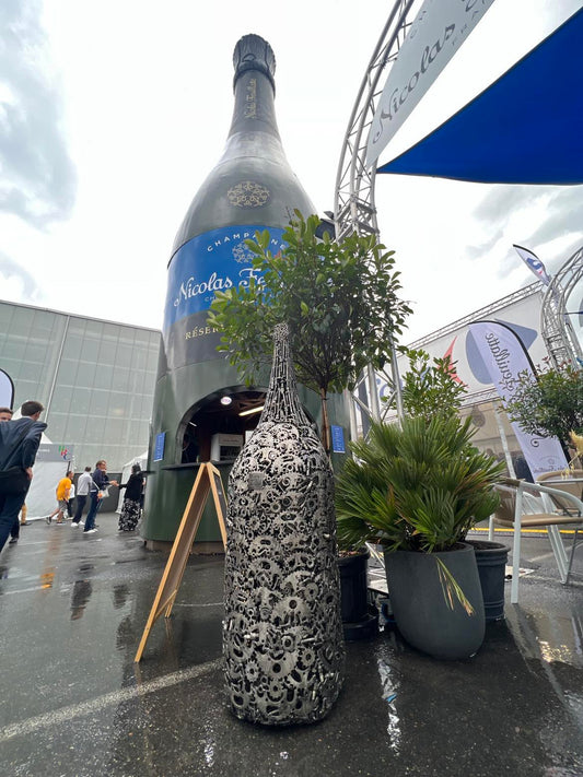 Sculpture métallique artisanale L’Apothéose bouteille de champagne monumentale 1,70 m