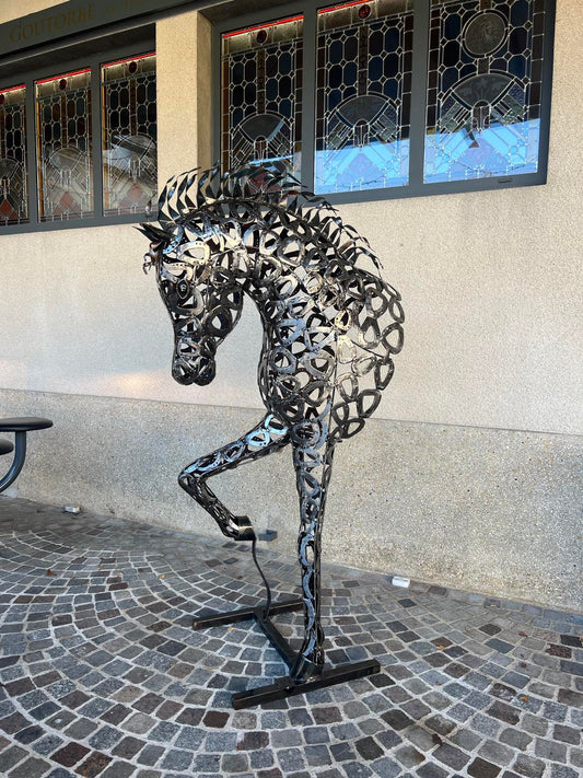 Sculpture métallique artisanale – L’Héritage, grand buste de cheval en fers à cheval