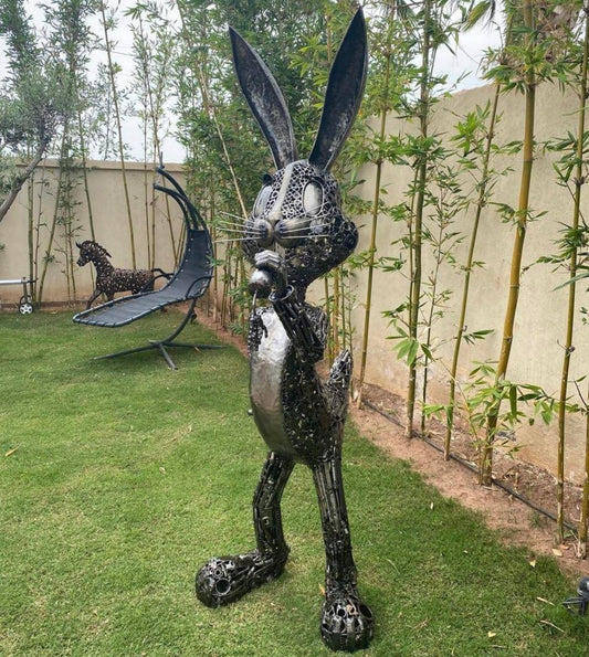 Sculpture métallique artisanale – Lapin cartoon en acier recyclé