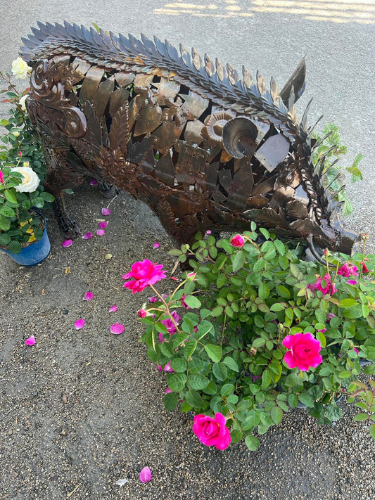 Sculpture métallique artisanale Le Sylvestre sanglier en acier rouillé avec feuilles métalliques
