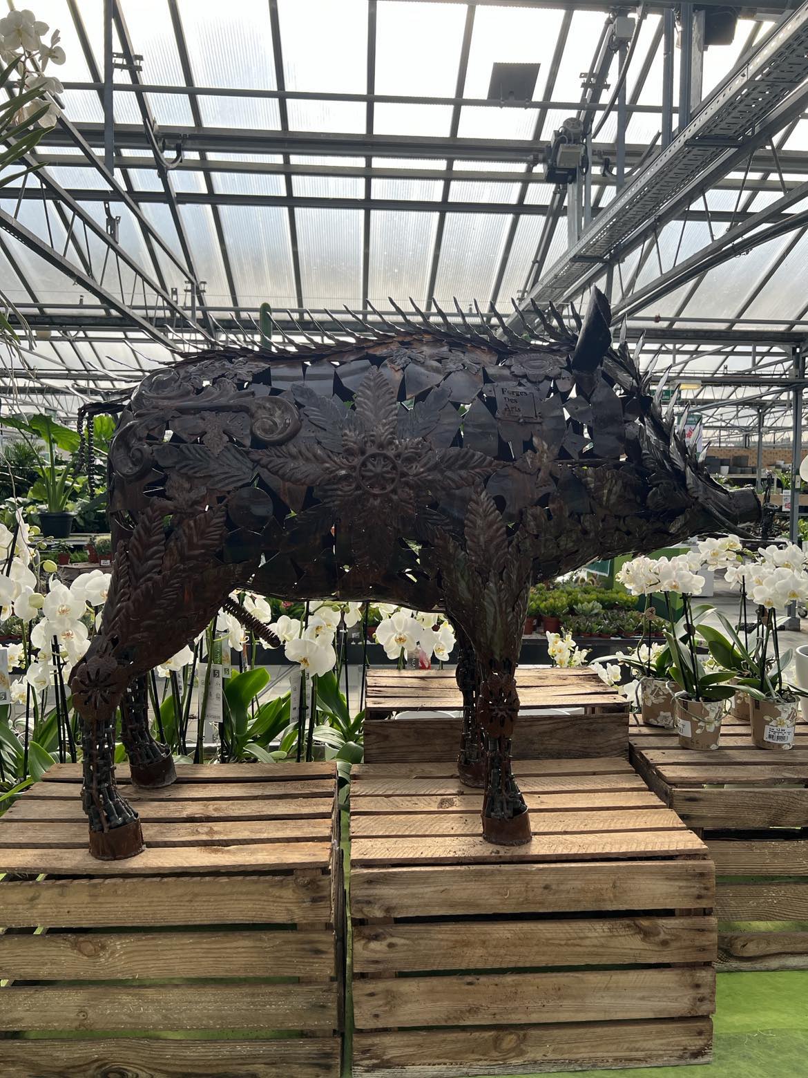 Sculpture métallique artisanale Le Sylvestre sanglier en acier rouillé avec feuilles métalliques