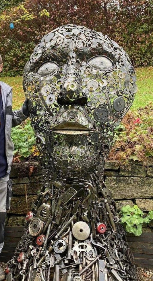 Sculpture métallique artisanale – Le Veilleur, visage sur socle en acier recyclé